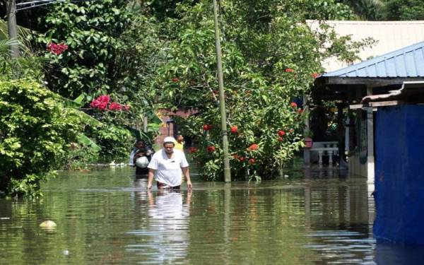 Keadaan banjir di Kampung Batu 7 1/2, Lorong Mesra, Teluk Intan ketika tinjauan dilakukan pada Isnin.