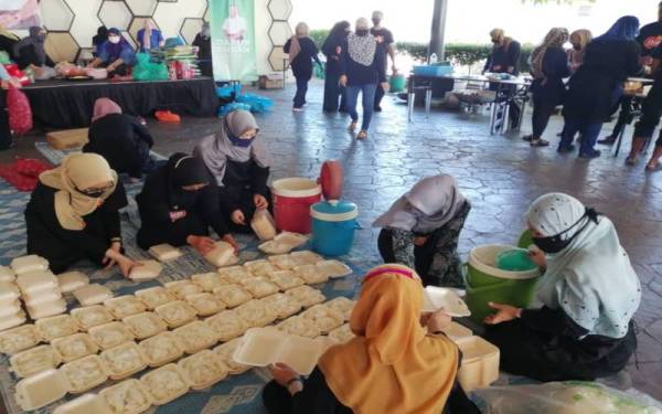 Kakitangan PKPS menyiapkan makanan tengeh hari Dapur Ehsan kepada mangsa banjir.