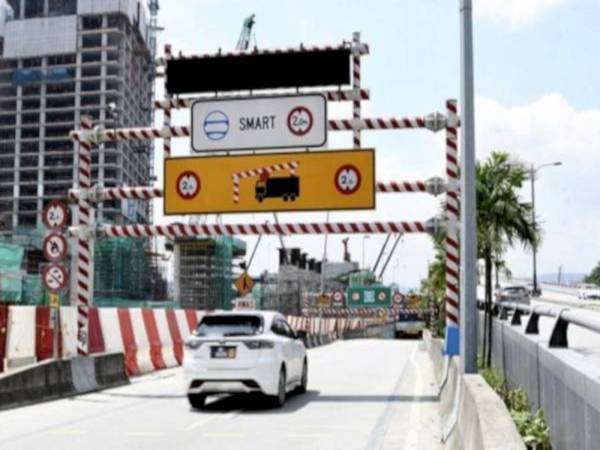 Terowong Lebuhraya SMART dibuka semula kepada laluan trafik bermula jam 11.10 pagi Selasa selepas keseluruhan kerja-kerja pembersihan telah pun selesai. - Foto Bernama