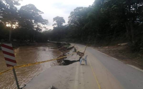 Keadaan jalan yang mendap menyebabkan jalan Batu 17, Jalan Industri Hulu Langat dan Jalan Sungai Lui untuk kerja baik pulih.