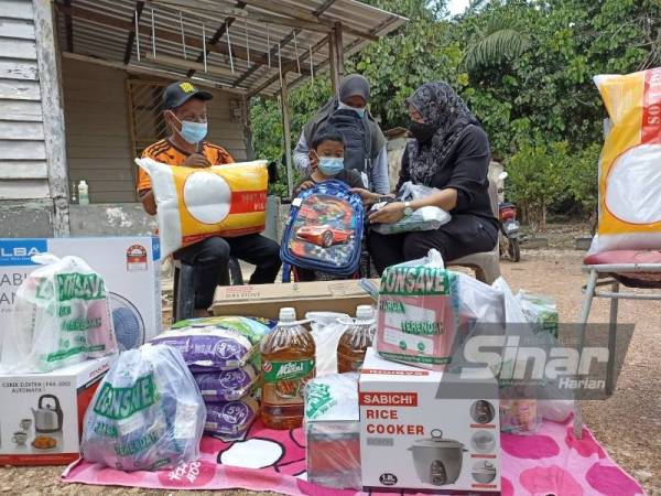 Keluarga Abd Rahman menerima sumbangan barang elektrik, dan keperluan asas daripada Pasaraya Econsave di rumahnya di Kampung Parit Haji Ahmad, Pontian pada Selasa.