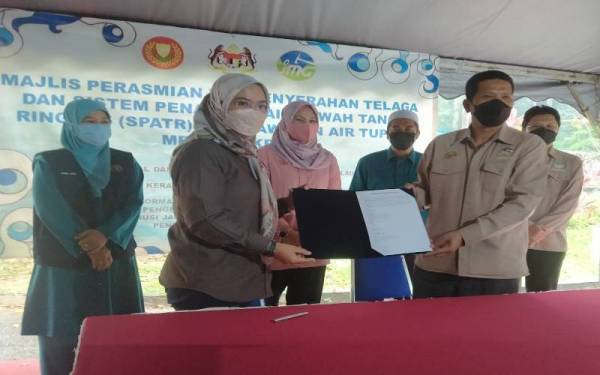 Simbolik Penyerahan Telaga dan Sistem Penapisan Air Bawah Tanah Ringkas antara Abdullah dan Noorulhuda di Loji Rawatan Air Tupah, Merbok pada Selasa.