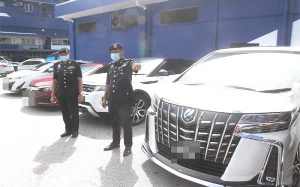 Mohd Zaid menunjukkan kenderaan curi yang berjaya dijumpai pada sidang media di IPD Kajang pada Selasa.