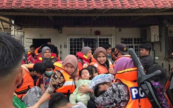 PGA menggunakan aset bagi membantu menyelamatkan mangsa banjir di Hulu Langat.