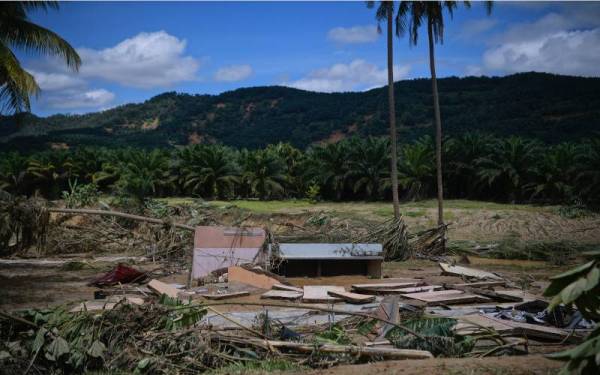 Rakaman gambar sebuah rumah yang musnah akibat banjir lumpur ketika tinjauan pada operasi mencari dan menyelamat di Sungai Telemong, semalam. - Foto Bernama