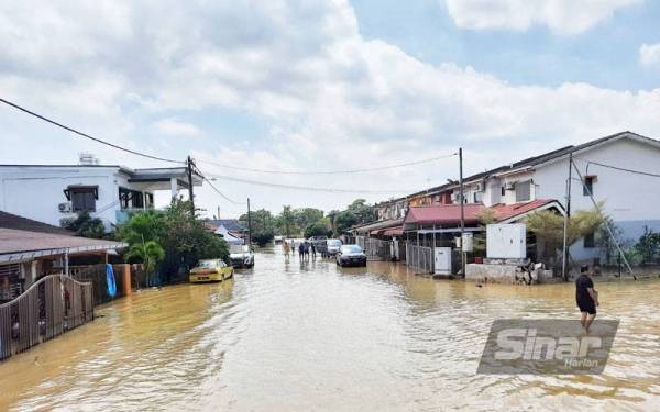 Keadaan air banjir di Taman Perumahan Cenderawasih pada Selasa.