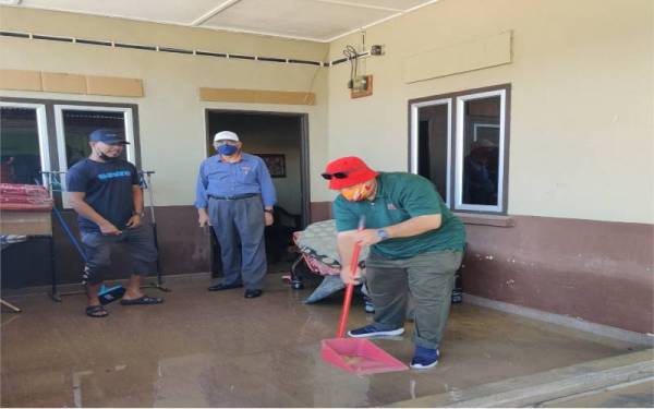 Mohammad Redzuan (dua dari kanan) turut bersama-sama melawat mangsa banjir di Kampung Bestari Jaya di sini pada Selasa.