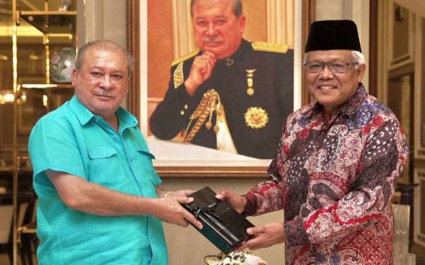 Sultan Ibrahim berkenan menerima cendera kenangan daripada Hamzah ketika menerima mengadap Menteri Dalam Negeri itu di Johor Bahru pada Selasa. - Foto Bernama