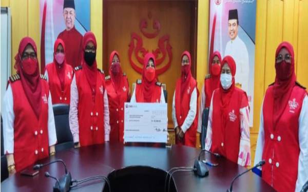 Syarifah Maznah (tengah) bersama barisan Skuad Sayang Wanita UMNO Kedah selepas mesyuarat di Bangunan UMNO Kedah di Alor Setar, pada Selasa.