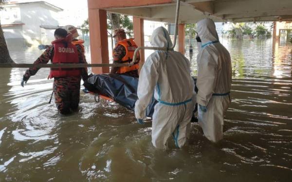 Anggota bomba mengusung mayat ditemukan di tingkat bawah bangunan kediaman jenis flat di Taman Permata Dengkil pada Isnin.
