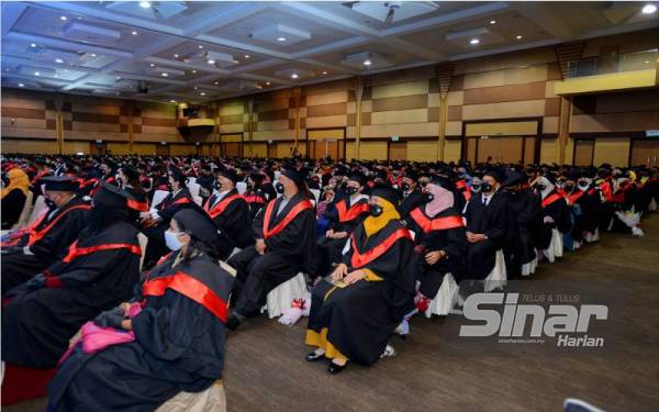 Sebahagian daripada penerima sijil dan diploma pada Majlis Konvokesyen Kemahiran dan Keusahawanan Kali Ke-7 Bagi Tahun 2021 bertempat di Pusat Konvensyen Shah Alam, di sini pada Selasa. - Foto SINAR HARIAN/MOHD HALIM ABDUL WAHID