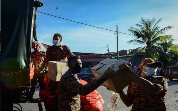 Anggota Bomba dan Penyelamat hadir memberi bantuan barangan keperluan kepada para penduduk di Bandar Seri Ehsan pada Selasa, akibat banjir yang melanda di sekitar kawasan tersebut. - Foto Bernama 