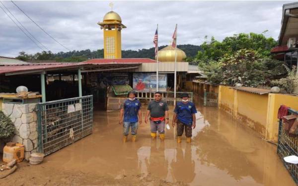 Keadaan Masjid Al Ehsan Kampung Sungai Serai yang ditenggelami banjir.