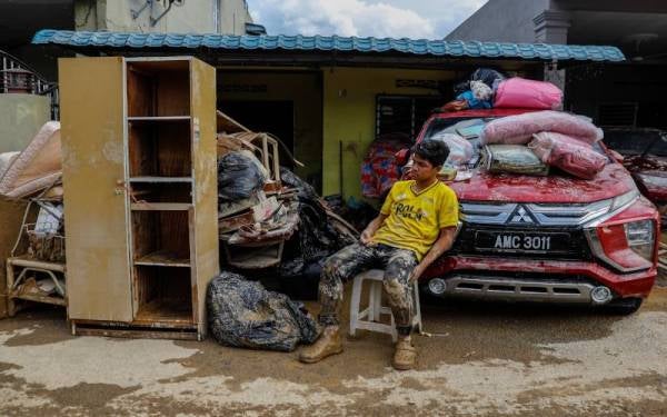Sebahagian besar penduduk mengakui bahawa kerja-kerja membersihkan kediaman amat memenatkan. - Foto EPA