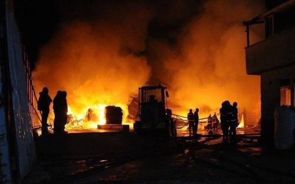 Kebakaran berlaku pada Selasa petang ketika kerja-kerja penyelenggaraan di sebuah unit sedang dijalankan.- Foto AA