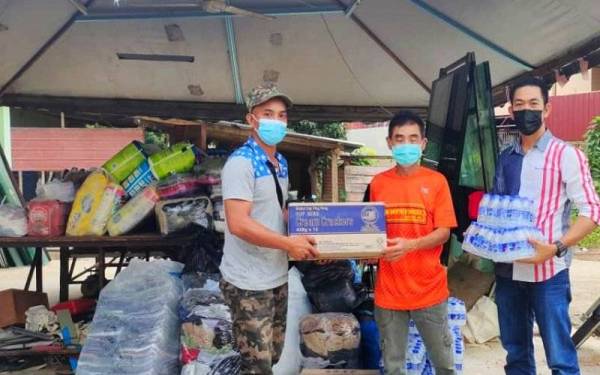 Penduduk Kuala Krai menyumbangkan pelbagai barangan keperluan untuk diagihkan kepada mangsa banjir di Selangor bagi menjayakan misi bantuan Selangor-Kuala Krai Balas Budi 2014.