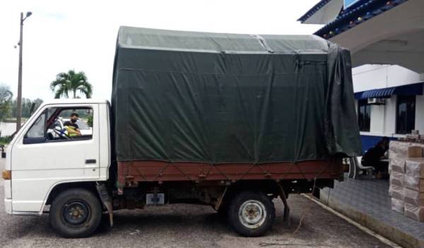 Sejumlah 5,000 karton rokok seludup dimuatkan ke dalam sebuah lori jenis Isuzu.