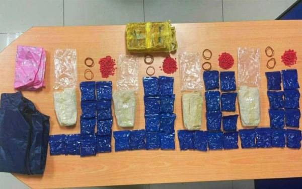 10,000 biji pil yaba bernilai RM100,000 dirampas polis selepas menahan seorang buruh dalam serbuan di sebuah rumah di Kampung Bayu Lalang Banggol Chicha, Pasir Mas pada Selasa.