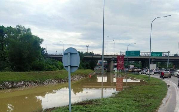 Tol Jelutong sudah boleh dilalui selepas air surut.