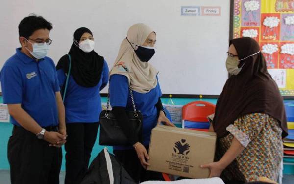 PTPTN turut menghulurkan sumbangan kepada mangsa-mangsa banjir di PPS Hulu Langat yang disampaikan oleh Mastura.