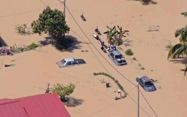 Keadaan banjir seakan lautan di Kampung Asahan di sini pada Rabu.