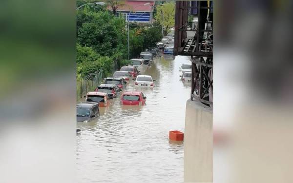 Kereta ditenggelami banjir di Padang Jawa.