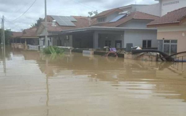 Penduduk di Kampung Labu Lanjut buntu memikirkan banjir belum surut akibat limpahan air dari Sungai Langat sejak Sabtu lalu.