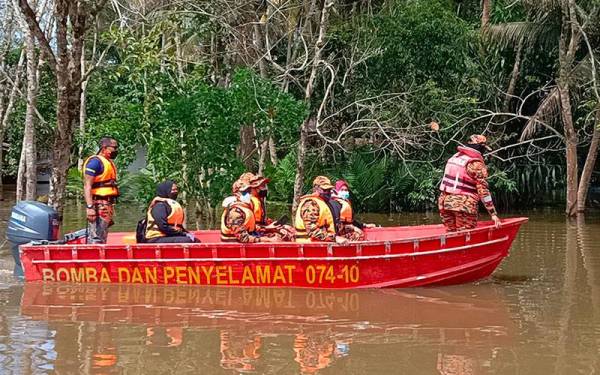 Anggota JBPM Kelantan melakukan rondaan serta menyampaikan sumbangan kepada penduduk yang tidak berpindah di Kampung Padang Licin, Rantau Panjang pada Rabu.