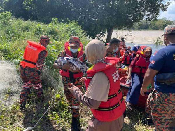 Anggota bomba dari Balai Bomba dan Penyelamat (BBP) Chini, Pekan melaksanakan operasi pemindahan mangsa banjir melibatkan 14 mangsa dari Kampung Bunut dan Kampung Pelak, pada Selasa. -Foto JBPM Pahang