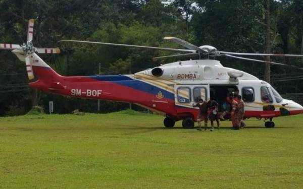  Empat lelaki selamat dibawa turun menaiki helikopter. - Foto JBPM Negeri Sembilan