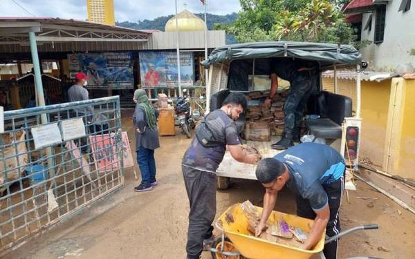 Dianggarkan 500 naskah al-Quran yang ditenggelami lumpur dari Masjid Al Ehsan Sungai Serai Hulu Langat telah dibawa ke Masjid Al-Amin PGA Cheras untuk proses pelupusan pada Rabu.