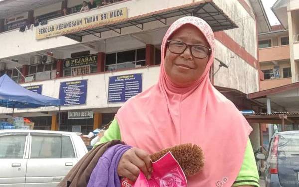 Rohayati merupakan antara mangsa banjir yang dipindahkan ke SK Taman Seri Muda, Seksyen 25, Shah Alam.