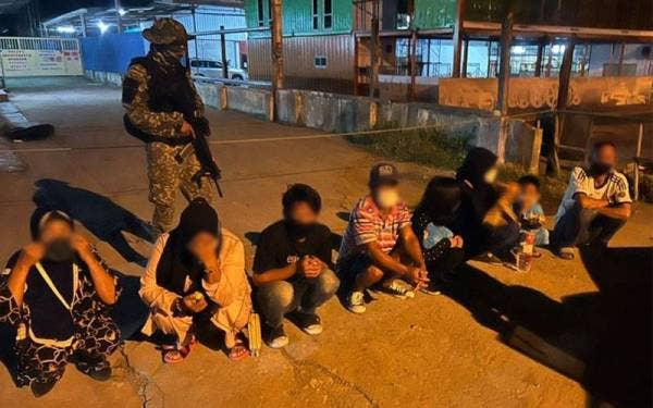 Antara PATI yang ditahan ATB 2 selepas cuba menyeludup masuk ke dalam negara melalui perairan Tawau.