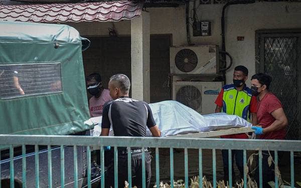 Anggota Polis Diraja Malaysia (PDRM) membawa keluar dua mayat yang dijumpai di sebuah rumah Taman Sri Muda dipercayai lemas akibat banjir hari ini.
- Foto Bernama