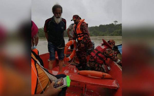 Orang awam diselamatkan dengan bot pasukan bomba dan penyelamat.