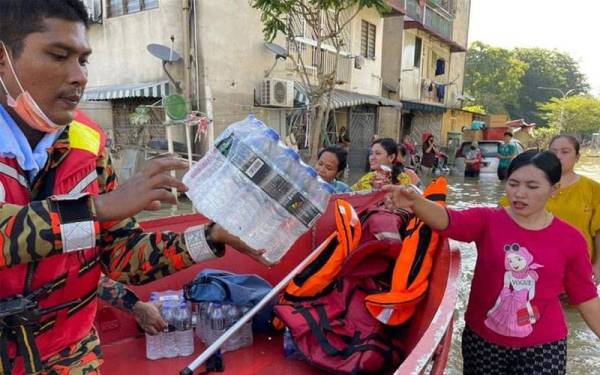 Anggota bomba giat mengagihkan bantuan bekalan makanan kepada penduduk di Taman Sri Muda, Seksyen 25, Shah Alam, Selangor.
