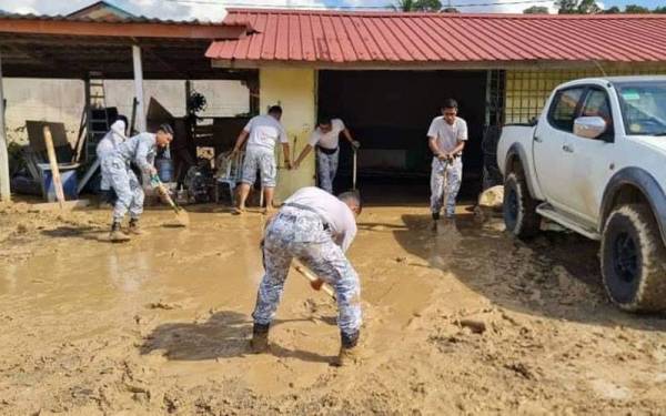 Pasukan ATM yang sedang membersih rumah terlibat dalam banjir