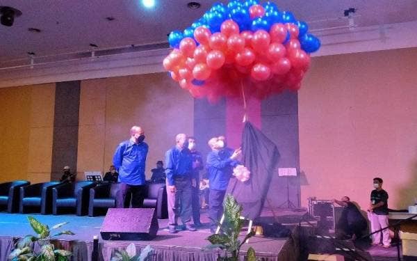 Saarani (kanan) menyempurnakan gimik perasmian ketika menghadiri Majlis Makan Malam dan Perasmian Mesyuarat Agung Tahunan PKMM Kali ke-42 di sebuah hotel di sini pada Rabu.