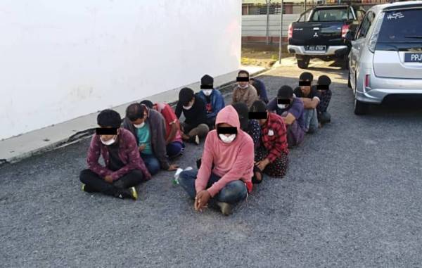 Seramai 13 PATI warga Myanmar telah ditahan dan dibawa ke Balai Polis Changlun untuk tindakan lanjut. - Foto Polis Kedah