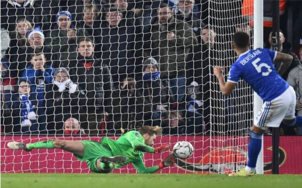 Kelleher menyelamatkan sepakan penalti 'sudden-death' daripada pemain Leicester Ryan Bertrand. - Foto EPA