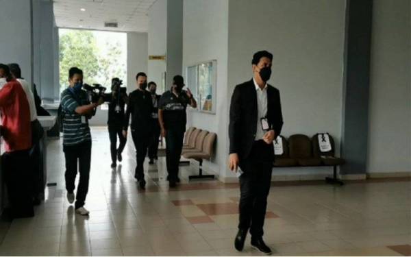 Tertuduh (dua, kanan) dibawa ke Mahkamah Sesyen pada Khamis.