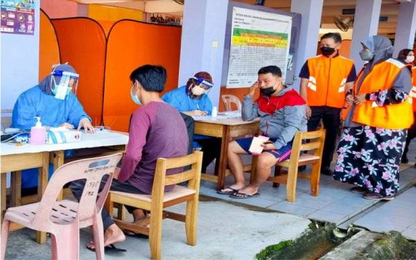 Timbalan Menteri Pembangunan Wanita, Keluarga dan Masyarakat, Datuk Siti Zailah Mohd Yusoff (kanan) meninjau pemeriksaan kesihatan terhadap mangsa banjir yang ditempatkan di Pusat Pemindahan Sementara (PPS) SK Tok Deh dekat Rantau Panjang, pada Khamis. - Foto Bernama 