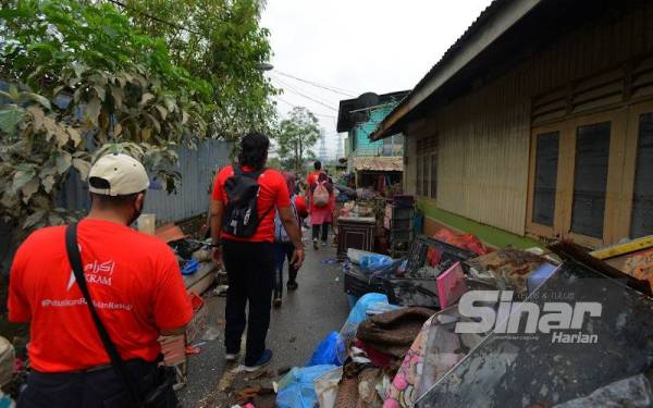 Misi #BantuanBencana Sinar Harian x Rasuah Busters di Kampung Kebun Bunga, Batu 3 pada Khamis. - Foto Sinar Harian MOHD HALIM ABDUL WAHID.