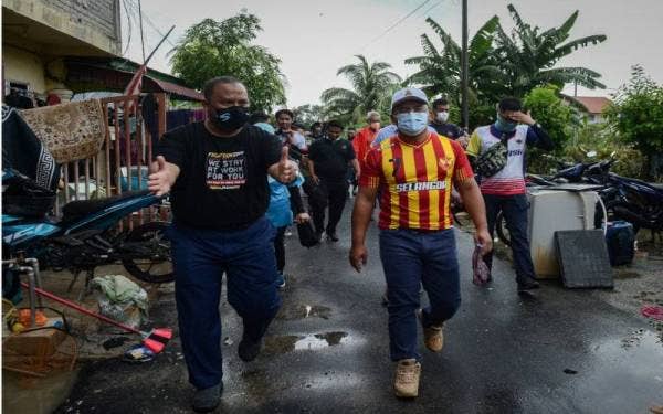  Amirudin meninjau operasi pembersihan KDEB Waste Management (KDEBWM) di Padang Jawa, pada Khamis susulan kejadian banjir baru-baru ini. - Foto Bernama 