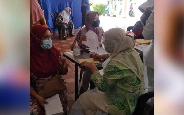 Petugas kesihatan turut ditempatkan di PPS untuk memberi perkhidmatan kesihatan kepada mangsa-mangsa banjir di negeri Pahang. - Foto JKNP