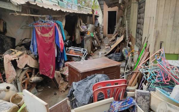 Keadaan selepas banjir di Kampung Kebun Bunga, Batu 3, Shah Alam yang dilanda musibah banjir.