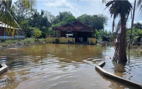 Keadaan banjir di kawasan Kampung Batu 8, Jalan Changkat Jong, Teluk Intan semakin surut dengan sebahagian penduduk dibenarkan pulang.