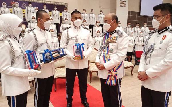 Ketua Polis Kelantan, Datuk Shafien Mamat (dua, kanan) bermesra dengan penerima Anugerah Pelatih Terbaik Keseluruhan Kor Suksis UMK 2021, Khairul Sobri Abdul Rahman (dua, kiri) Pelatih Terbaik Akademik, Inspektor Kor Suksis Nur Raihan Adni Mohd Nasser (kiri) dan Pelatih Terbaik Latihan Luar, Inspektor Kor Suksis Faqihfaridudin Azhar (tengah).