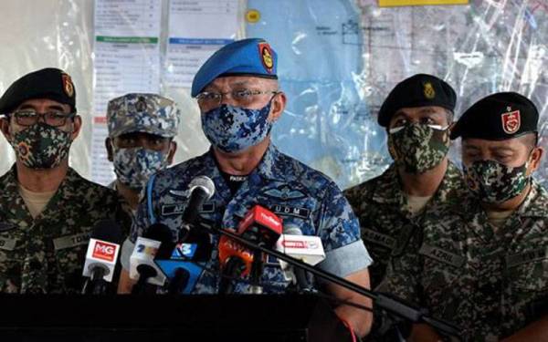 Affendi (tengah) pada sidang media khas mengenai situasi terkini keadaan banjir Selangor di Pos Kawalan Bomba Taman Sri Muda Shah Alam hari ini. - Foto Bernama