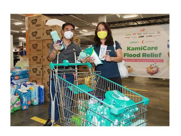 Orang ramai turut memberi sumbangan barangan keperluan untuk diagihkan kepada mangsa banjir.